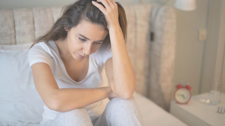 Abendritual für besseren Schlaf am Abend Nachdenkliche Frau im Schlafzimmer